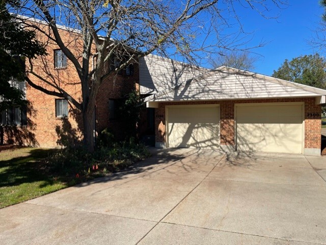 Primary Photo - 2300 Coyote Creek Dr