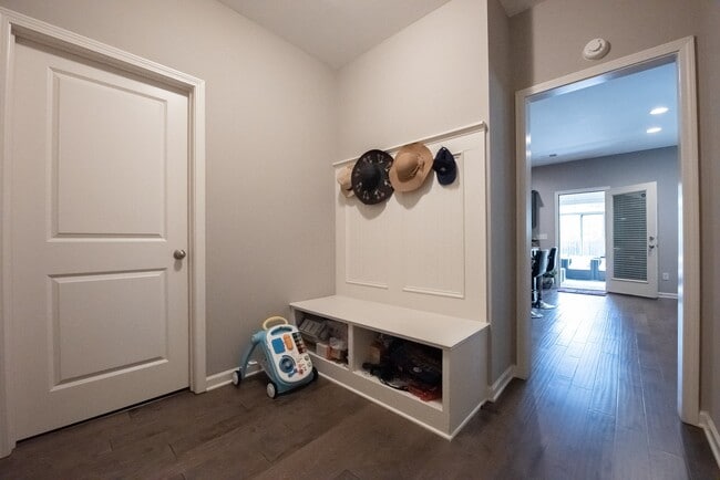 Building Photo - 830 W Richland Cir