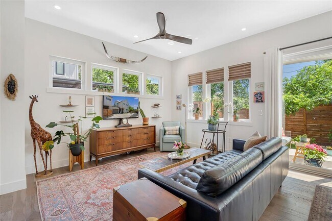 Building Photo - 1217 1/2 W 39th St