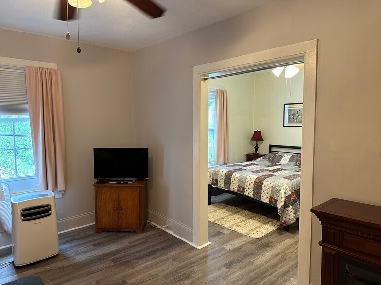 Building Photo - 133 Nelson Ave