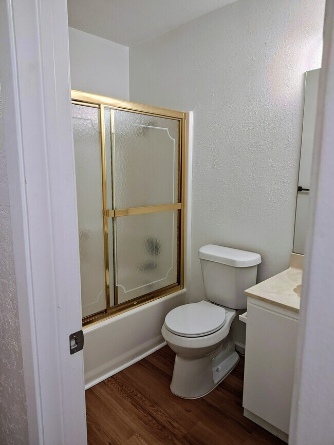 Building Photo - 1222 Royal Crest Dr
