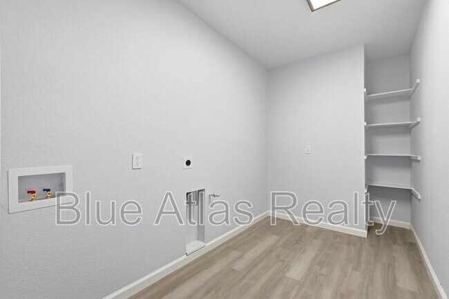 Building Photo - 1547 Oakbrook St