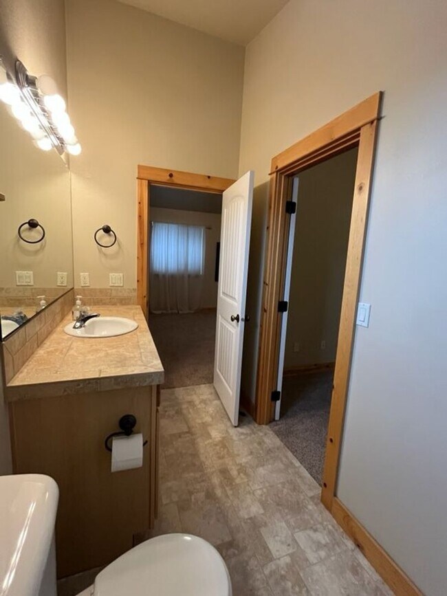 Building Photo - Charming 3 Bed + Loft Row Home in Quiet Neighborhood | 2.5 Baths | 2-Car Garage