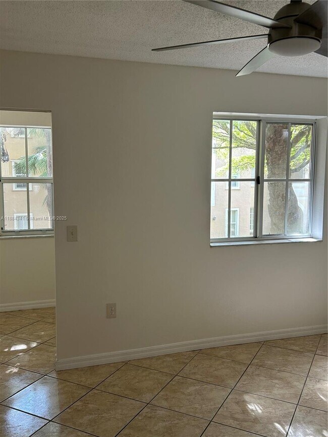 Building Photo - 2433 Centergate Dr