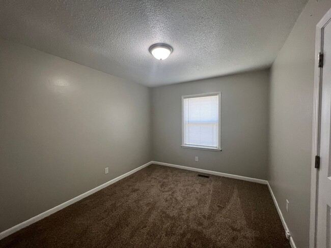 Building Photo - 890 Bedrock Dr