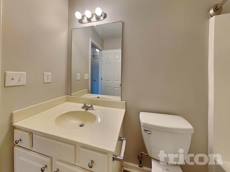 Building Photo - 824 Tibwin Pl SE