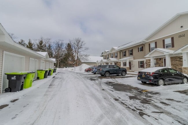 Building Photo - 1502 Simsbury St