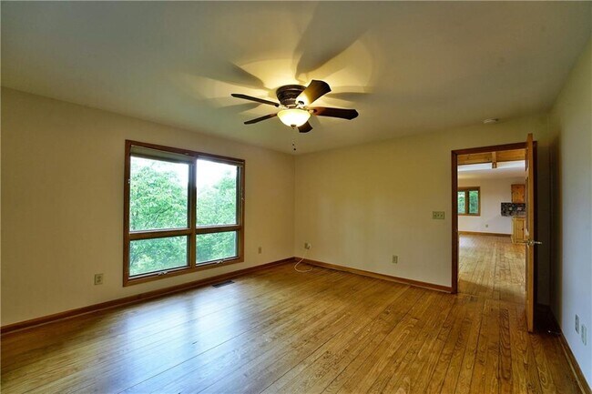 Building Photo - 127 Columbine Dr