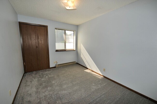 Building Photo - 3 bed 2 bath rancher duplex close to Hayden Lake