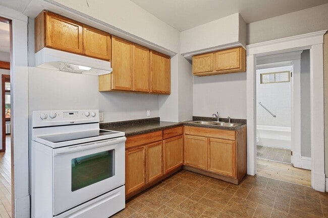 Primary Photo - 2218 Glenwood Ave