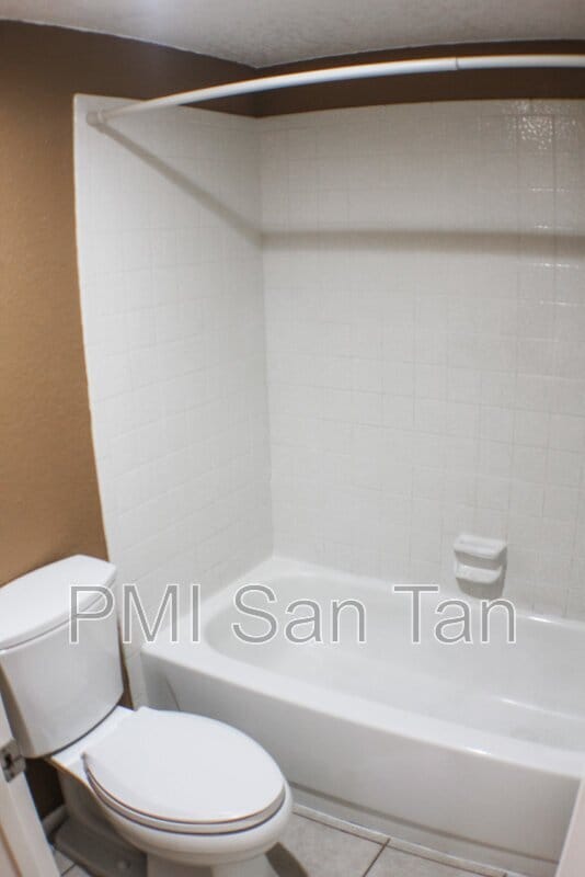 Building Photo - 2146 W Isabella Ave