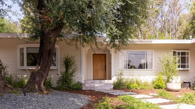 Building Photo - Beautiful Tarzana Rental!