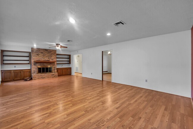 Building Photo - 284 Colonial Ct