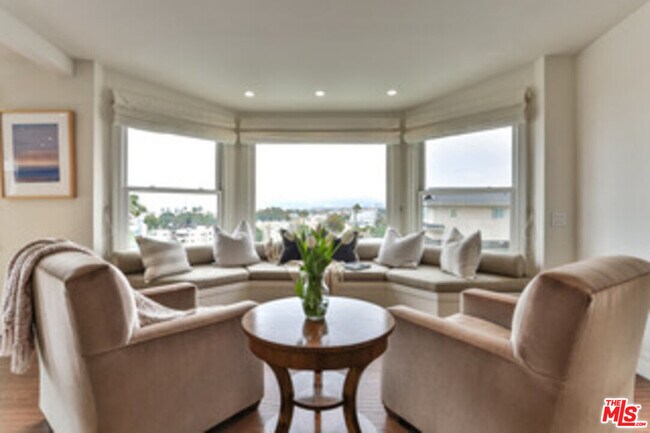 Building Photo - 218 Montreal St