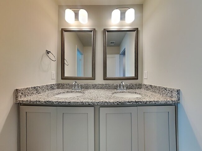 Building Photo - Coming Soon! Burnside Farms! Near USC, For...
