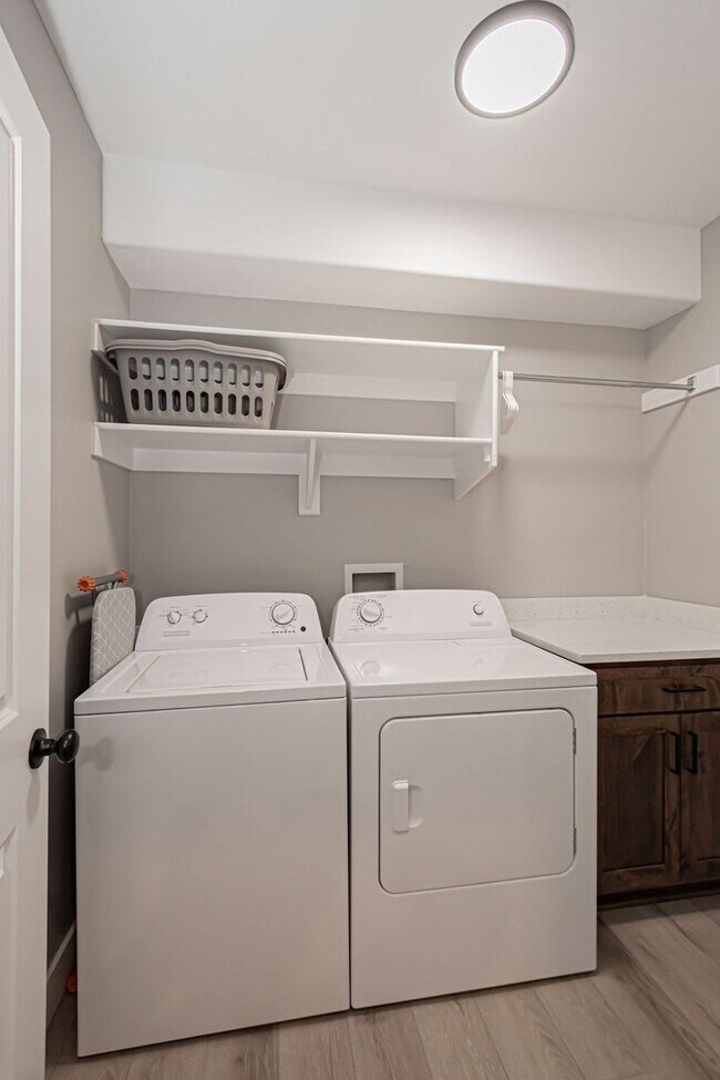 Building Photo - Fully Furnished Townhome – Utilities & WiF...