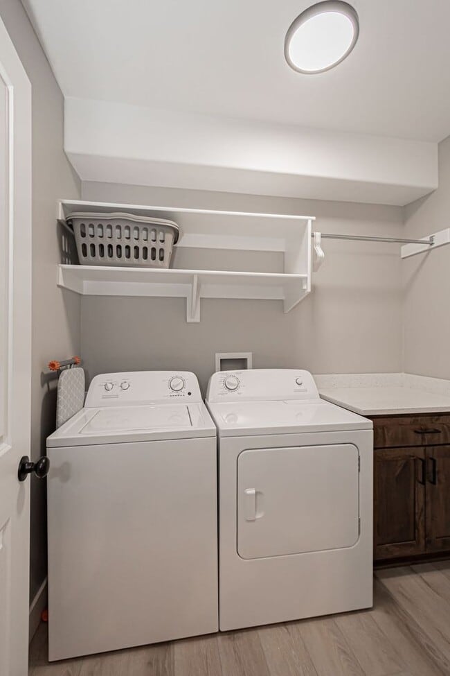 Building Photo - Fully Furnished Townhome – Utilities & WiFi Included!