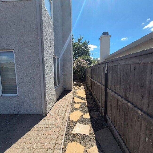 Building Photo - Spacious 4 bedroom Natomas home with Loft