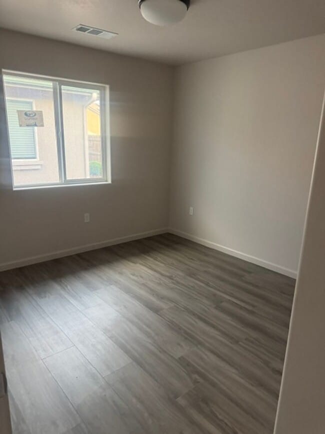 Building Photo - 2395 Oakmont Cir