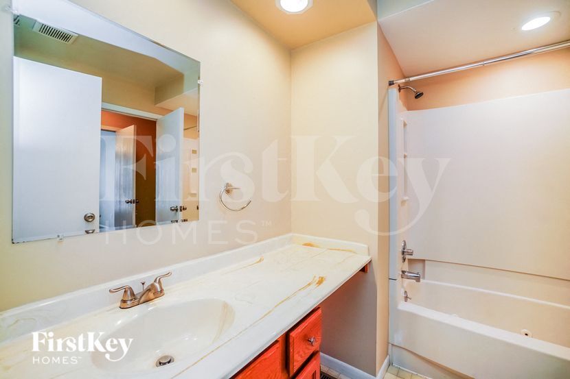 Building Photo - 1103 Crestview St