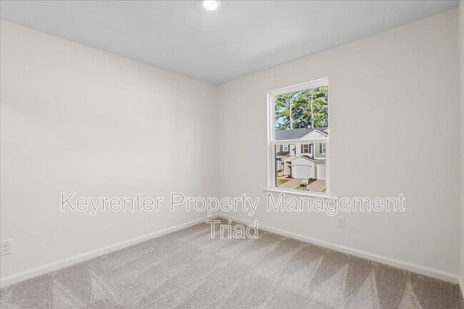 Building Photo - 174 Parker Ln
