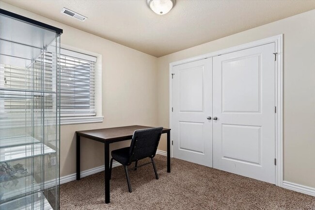 Building Photo - 739 S Kays Dr