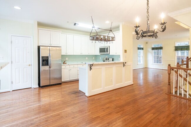 Building Photo - 719 N Vermont St