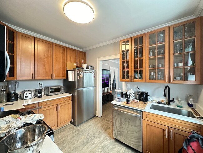 Building Photo - 1352 W Carmen Ave