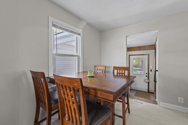 Building Photo - 4009 Maple Dr