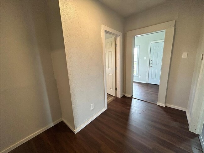 Building Photo - 400 Symes St