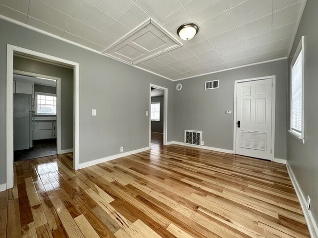 Building Photo - 349 6th Ave S
