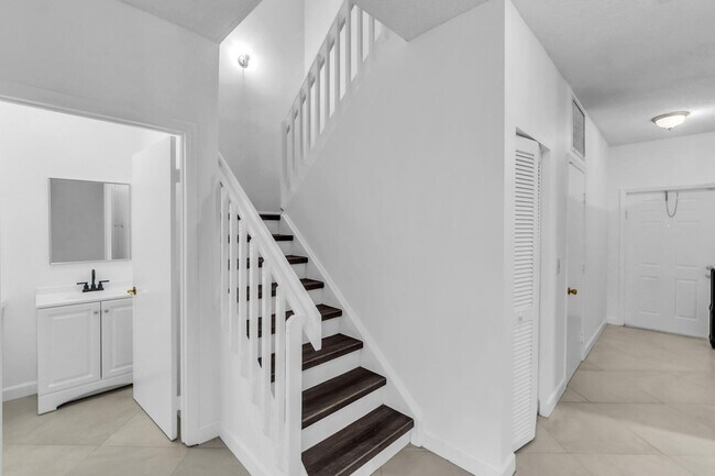 Building Photo - 6813 Via Regina