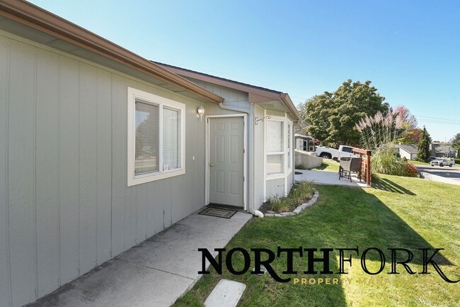 Building Photo - Southeast Boise Rental with Vaulted Ceilin...