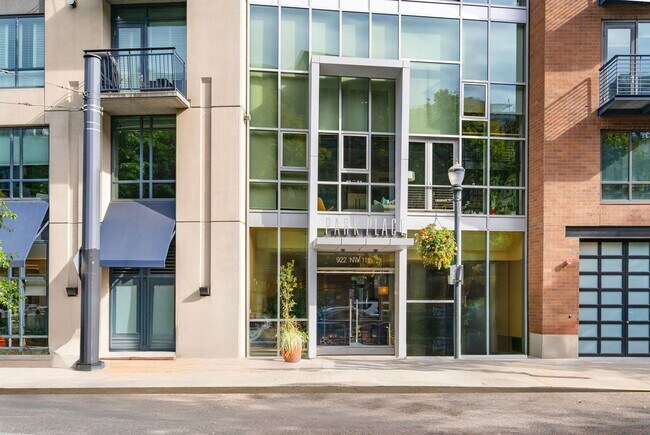 Primary Photo - Park Place - 1 bed/1.5 bath/bonus room - P...