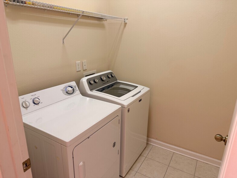 Building Photo - 773 Crystal Way