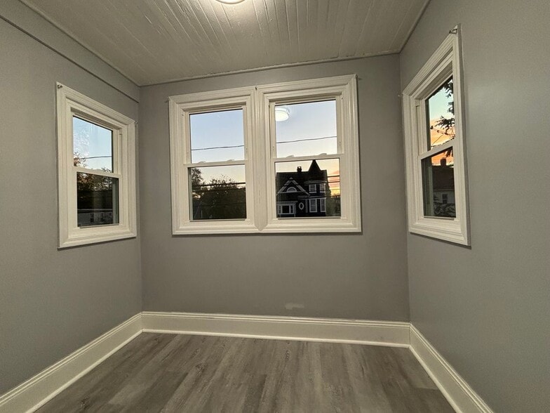 Building Photo - 1158 Howard Ave