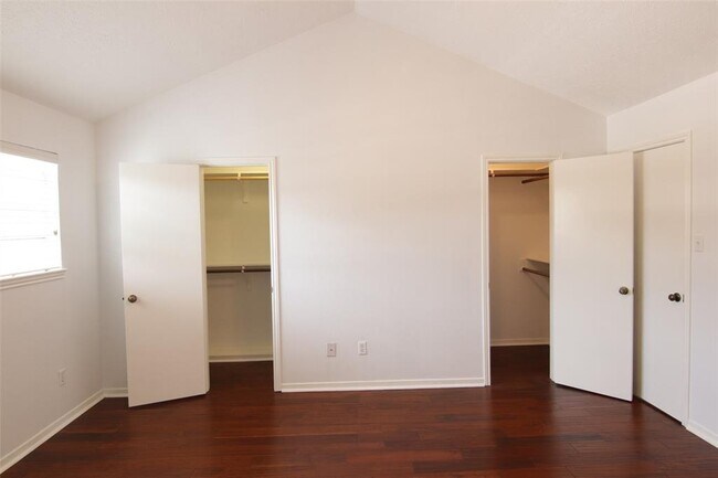 Building Photo - 926 Memorial Village Dr