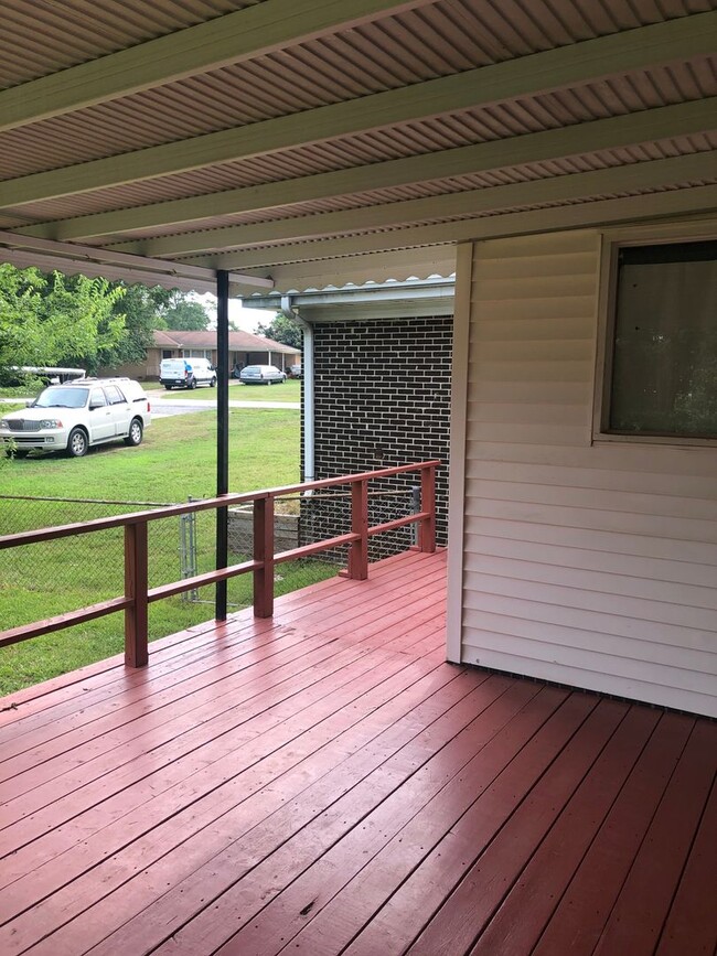Building Photo - 3 Bedroom, 1.5 Bath Home near Furman Unive...