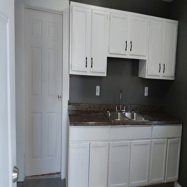 Building Photo - 1114 E 77th St