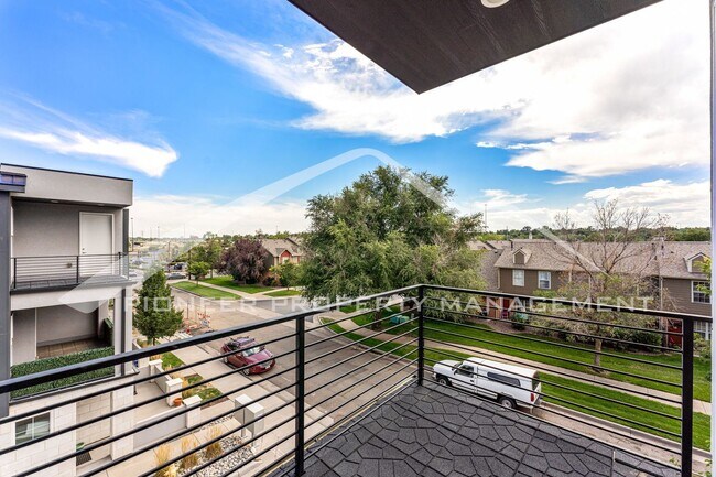 Building Photo - Fantastic Townhome with Central AC and 2 Car Garage!