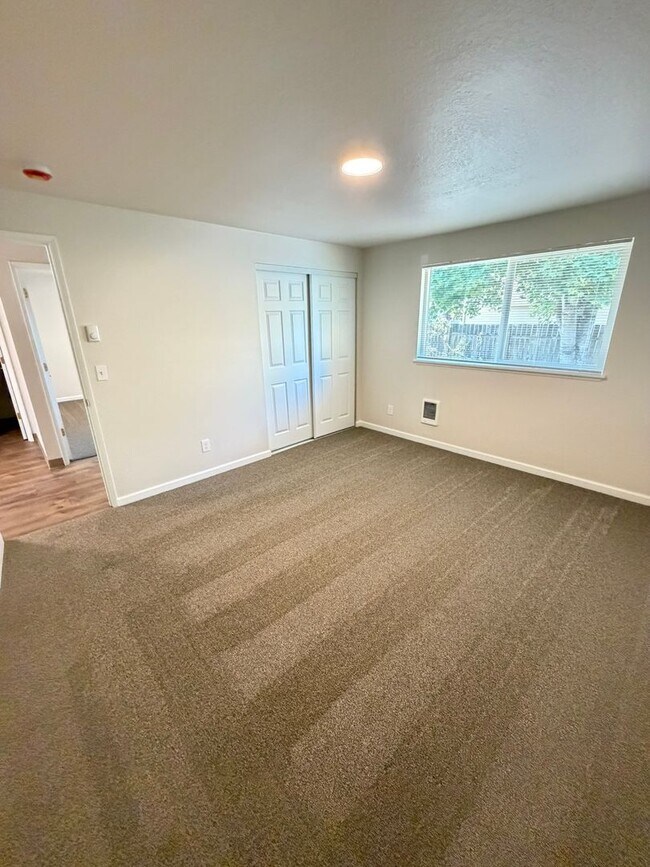 Building Photo - Charming 2 Bedroom Duplex With Fenced Yard In Quiet Neighborhood!