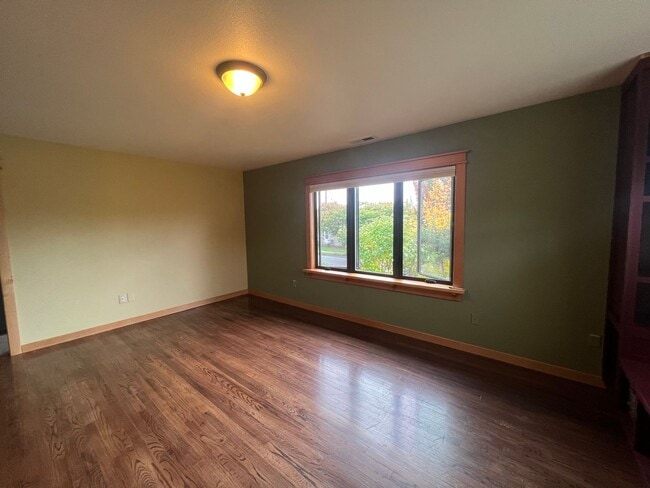 Building Photo - Cozy 2 Bedroom in Charming Everett Neighbo...