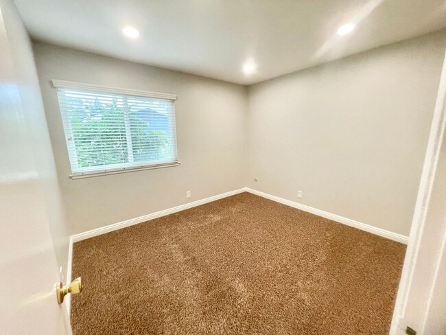 Building Photo - Single family home located in desirable Yorba Linda neighborhood! SMALL/MEDIUM DOGS OK!