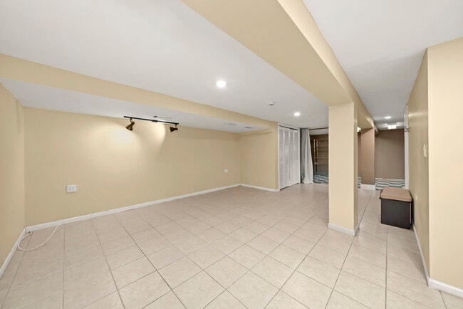 Building Photo - 7432 W Ainslie St