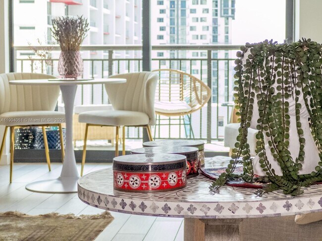 Building Photo - 999 SW 1st Ave