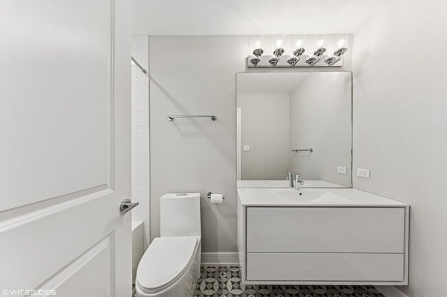 Building Photo - 3125 S Giles Ave