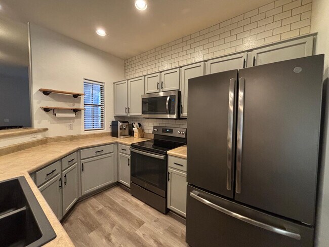 Building Photo - 948 E Savannah Dr