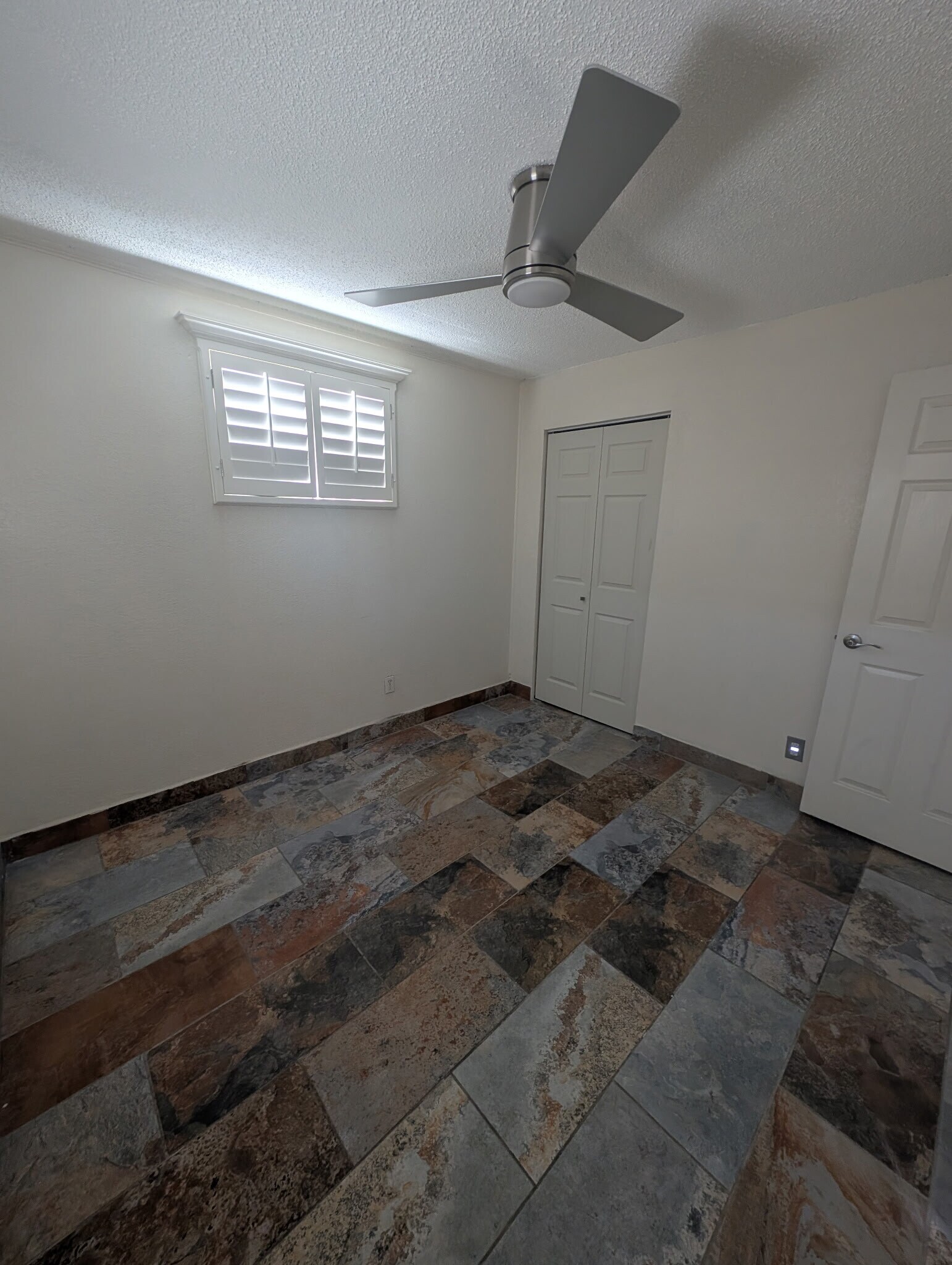 Building Photo - 5004 Royal Dr