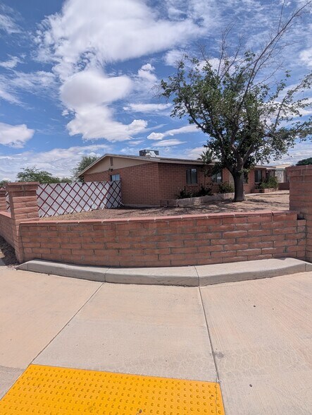 Building Photo - 7001 S Maxine Cir