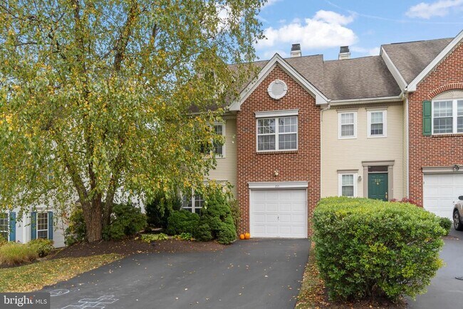 Building Photo - 221 Lookout Pl